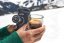 Mit dem grauen Wacaco Nanopresso bereiten Sie überall perfekten Espresso zu.