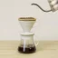 Le set de Dripper en céramique Hario V60-02 a une capacité de 600 ml, idéal pour préparer un café délicieux. Le set de Dripper en céramique Hario V60-02 a une capacité de 600 ml, idéal pour préparer un café délicieux.