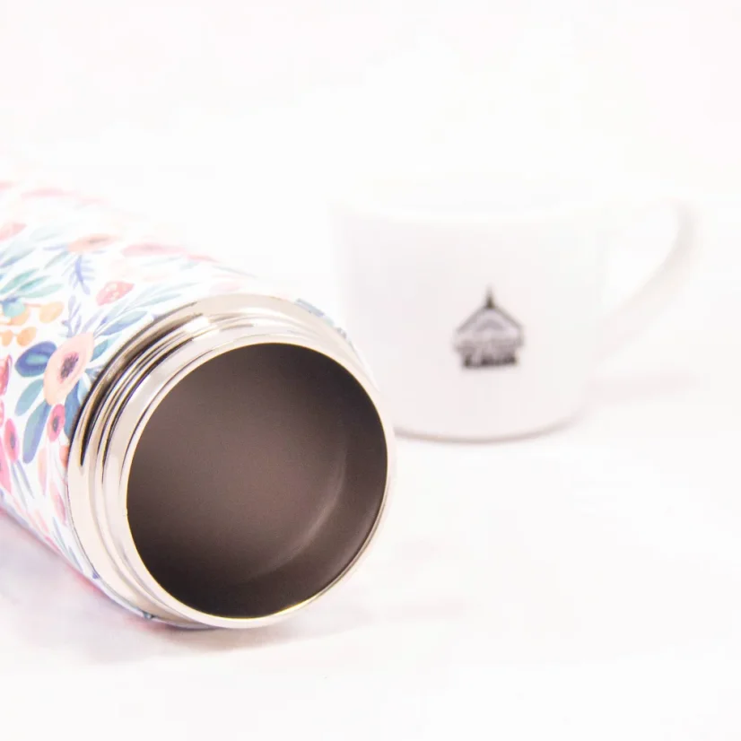 Asobu Le Baton Floral 500 ml travel mug in a floral design, made of plastic, perfect for travel.