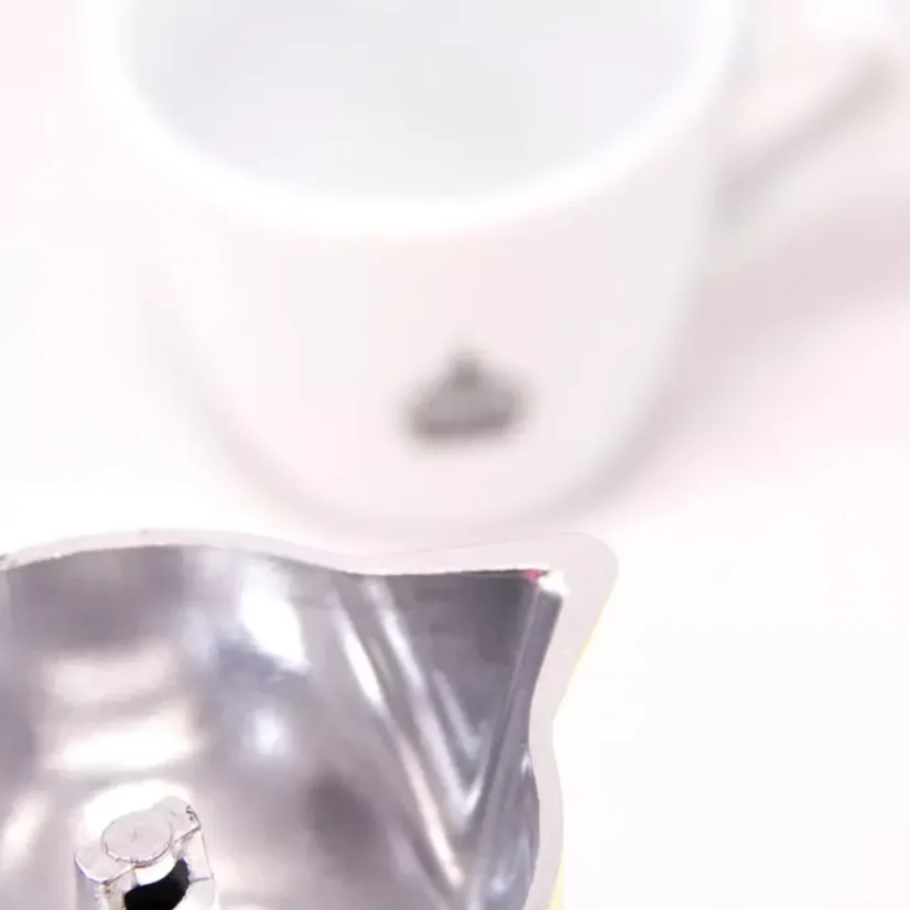 Cafetière moka jaune Bialetti Rainbow 3, adaptée pour le chauffage sur plaque vitrocéramique.
