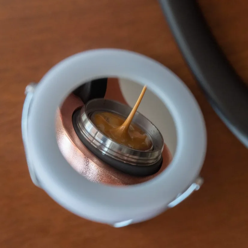 Zrkadlo Flair Shot Mirror od značky Flair Espresso, ideálny doplnok pre milovníkov kávy, umožňuje sledovať priebeh extrakcie espressa z kávovaru.