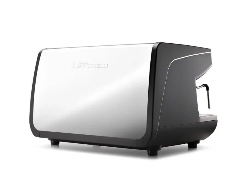 Profesionálny pákový kávovar Nuova Simonelli Appia Life 3GR S vo čiernej farbe, vybavený parnou tryskou pre ideálnu prípravu peny na cappuccino.