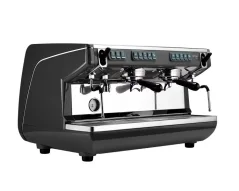 Machine à café professionnelle à levier Nuova Simonelli Appia Life 3GR en noir avec fonction de distribution d'eau chaude.