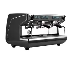 Cafetera profesional de palanca Nuova Simonelli Appia Life 3GR en color negro con función de dispensación de agua caliente.