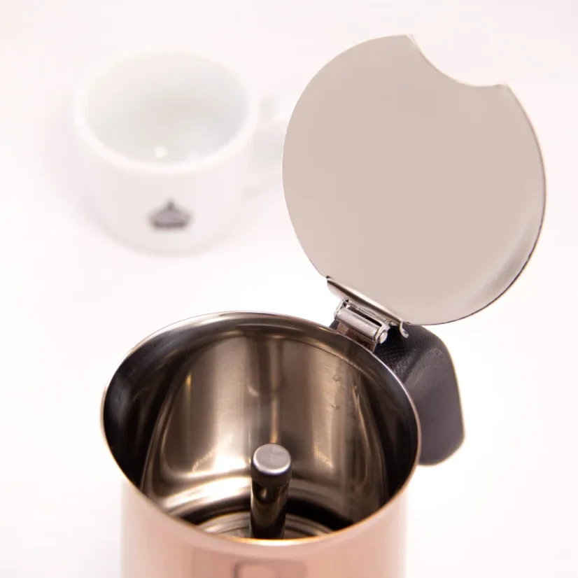 Moka Kanne Bialetti New Venus für 6 Tassen auf weißem Hintergrund mit einer Tasse Kaffee, Blick ins Innere der Kanne.
