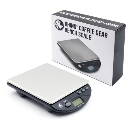 Rhinowares Coffee Gear Bench Digitalwaage auf weißem Hintergrund mit Verpackungskarton