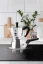 Cafetière Moka Express Bialetti sur une plaque à induction.