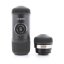 Reise-Kaffeemaschine Wacaco Nanopresso in Grau mit einem Adapter für Kapseln. Reise-Kaffeemaschine Wacaco Nanopresso in Grau mit einem Adapter für Kapseln.