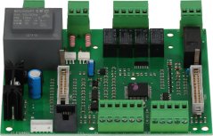 Gréng elektronesch Plack mat engem Transformator, dräi Relaisen an e puer Schrauf-Klemmleeschten un de Ränner.