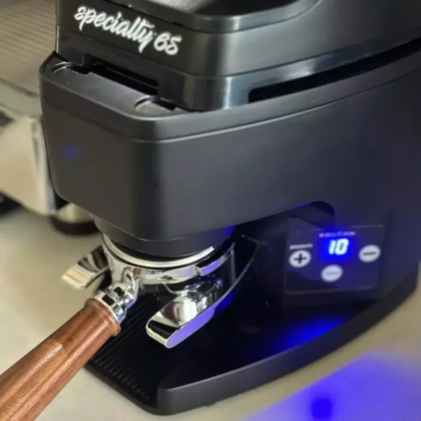 Le tamper automatique pour café Atom est conçu pour une compatibilité parfaite avec le moulin Eureka Atom W 65, garantissant ainsi un tamping précis du café pour une expérience gustative optimale.