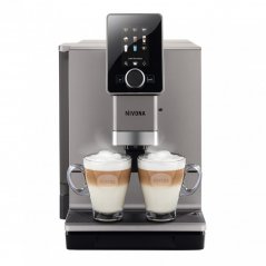 Silberne automatische Kaffeemaschine Nivona 930 mit fertigem Milchkaffee