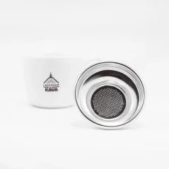 Coș de IMS argintiu pe fundal alb cu o ceașcă de cafea, vedere de jos a coșului. Coș de IMS argintiu pe fundal alb cu o ceașcă de cafea, vedere de jos a coșului.