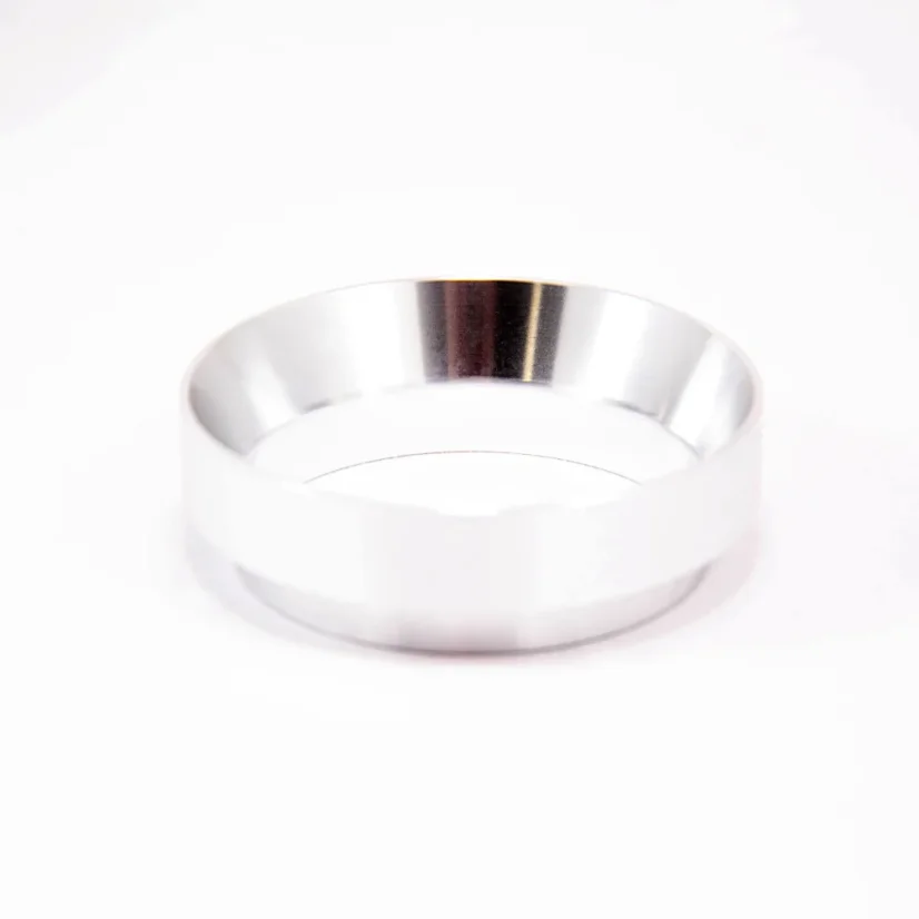 Entonnoir en acier inoxydable de 58 mm sur fond blanc