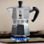 Cafetière Bialetti Moka Express sur une cuisinière à gaz.