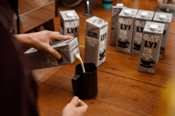Oat Mëllech am Kaffi - wat ass besser a wéi et ze benotzen