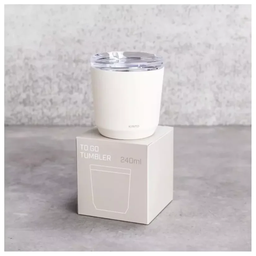 Biely termovrik Kinto To Go Tumbler s objemom 240 ml, vyrobený z kopolyesteru, ideálny na cestovanie.