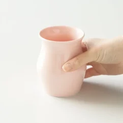 Tasse Sensorielle tenue en main.