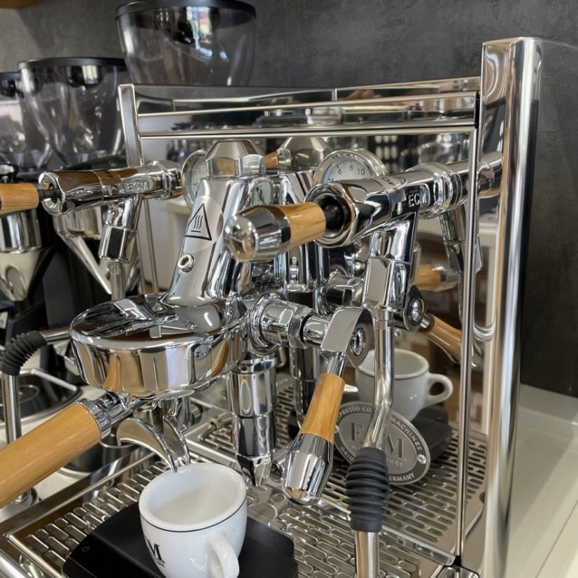 ECM Synchronika in olive finish, home lever espresso machine with classic E61 group head for perfect espresso extraction.