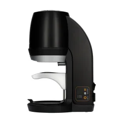 Čierny automatický tamper na kávu Puqpress Q2 s priemerom 53 mm pre konzistentnú prípravu kávy.