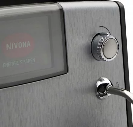 Domáci automatický kávovar Nivona NICR 670 vybavený mlynčekom pre zrnkovú kávu.