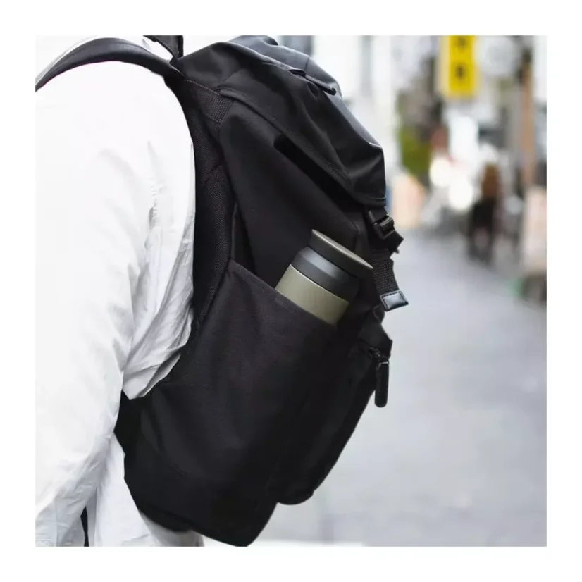 Le tumbler isolant Kinto Travel Tumbler en couleur beige d'une capacité de 350 ml est le choix idéal pour les voyages, grâce à sa capacité à s'adapter à une utilisation dans une poussette.