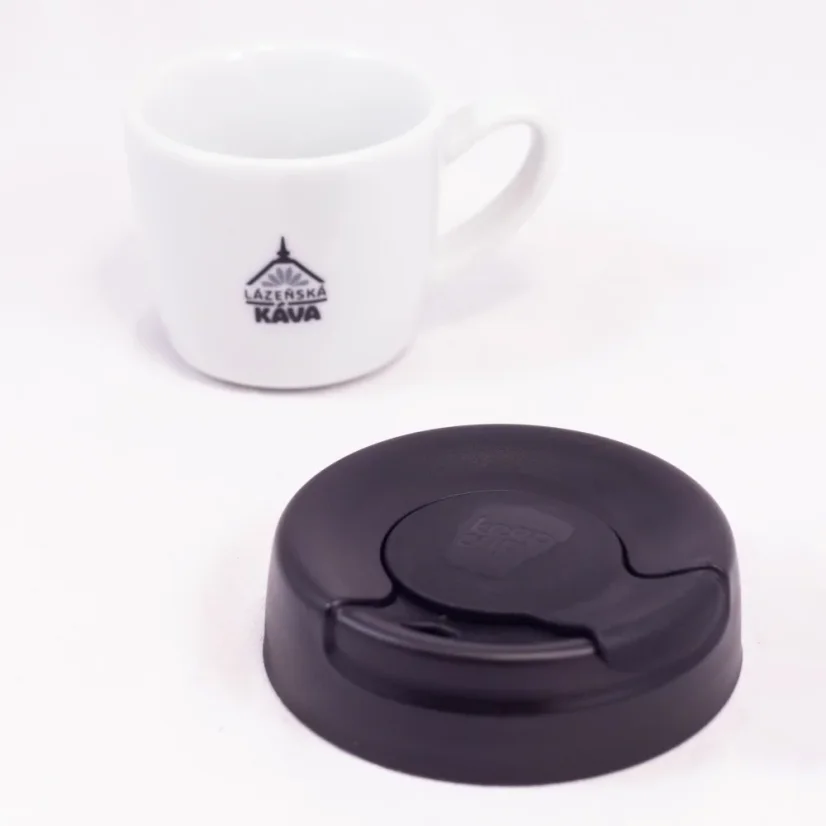 Schwarzer Deckel des KeepCup Kit Thermobechers auf weißem Hintergrund mit einer Tasse Kaffee.