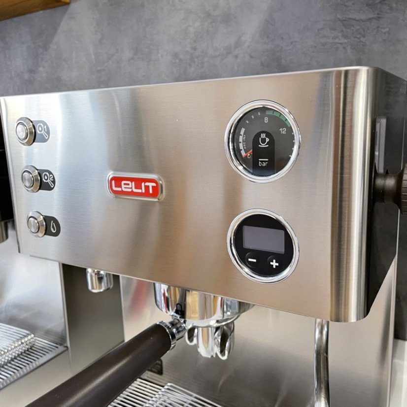 Cafetera espresso manual Lelit Kate PL82T en color plateado, elegante y funcional para cualquier cocina.
