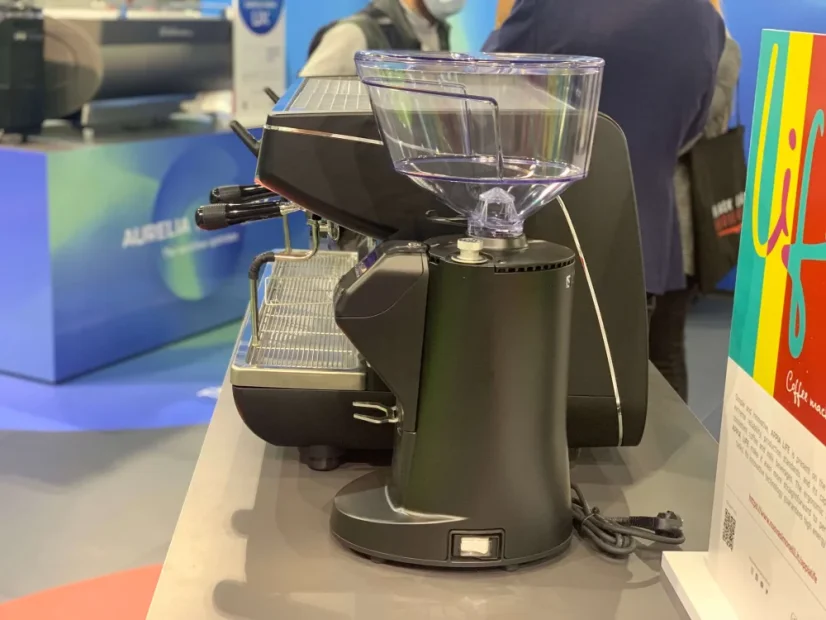 Nuova Simonelli MDXS CORE espresso grinder in black, equipped with a display for easier operation.