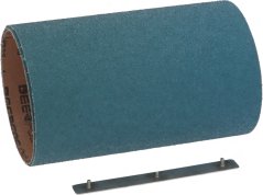 Blogréng Schleifplack (fir de Gromperschieler, 1490x295 mm), zu engem Zylinder opgerullt, mat enger Metallleescht mat véier Béizen. Blogréng Schleifplack (fir de Gromperschieler, 1490x295 mm), zu engem Zylinder opgerullt, mat enger Metallleescht mat véier Béizen.