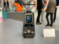 Młynek do kawy espresso Eureka Atom IoT 65 o mocy 900 W, idealny dla miłośników mocnego espresso.