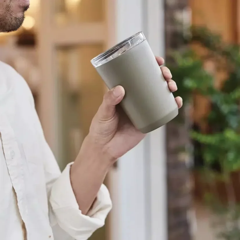 Mug isotherme pratique pour le café à emporter.