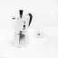 Mokka-Kanne der italienischen Marke mit Bialetti Moka Express Logo im Hintergrund und einer Tasse im Vordergrund.