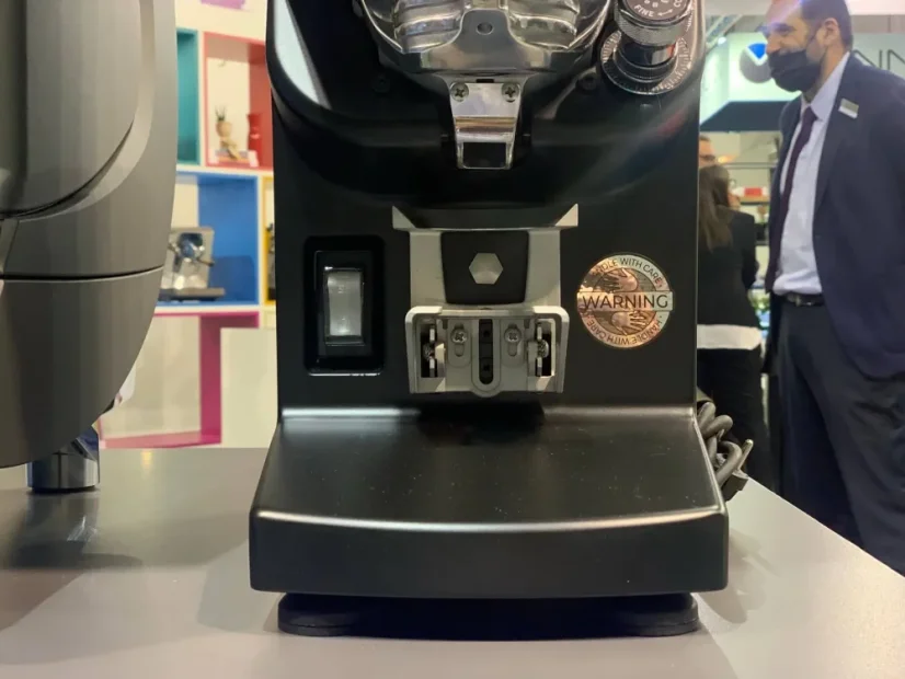 Čierny espressový mlynček Nuova Simonelli GX85 s ľahko ovládateľným displejom.