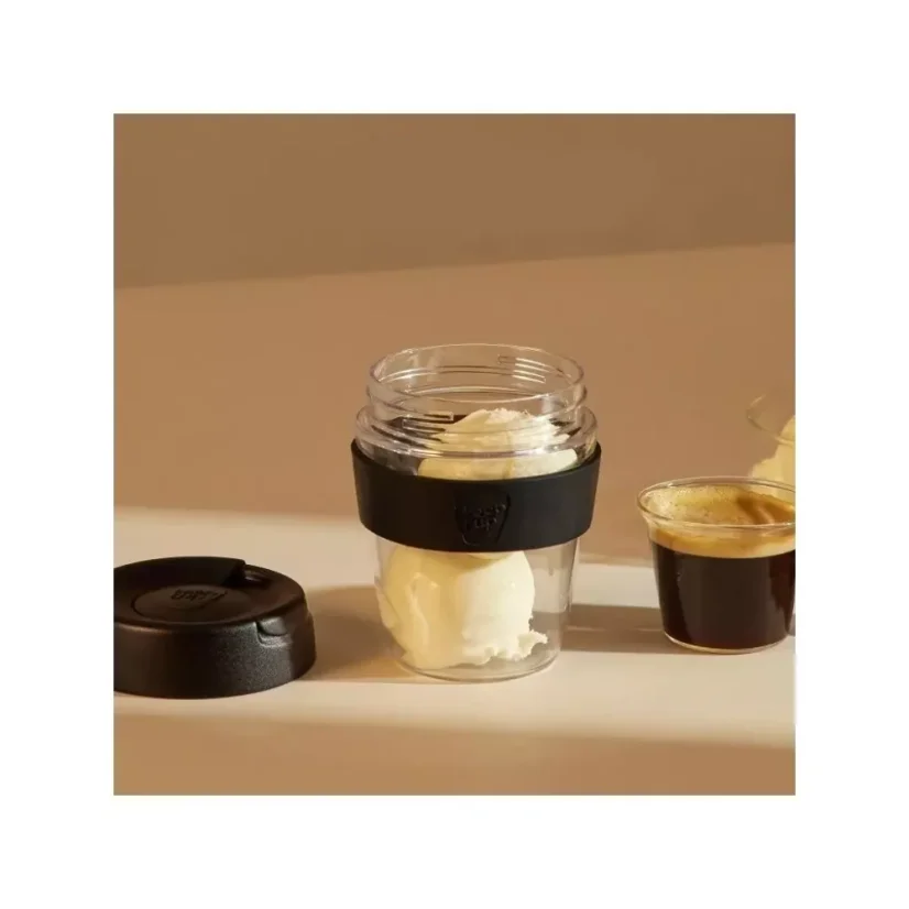 Le mug thermo KeepCup Original Clear Black M 340 ml est un accessoire pratique, idéal pour les hommes qui apprécient un design élégant et des matériaux écologiques.
