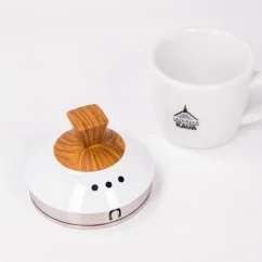 Tapa con mango de madera y taza con logotipo.