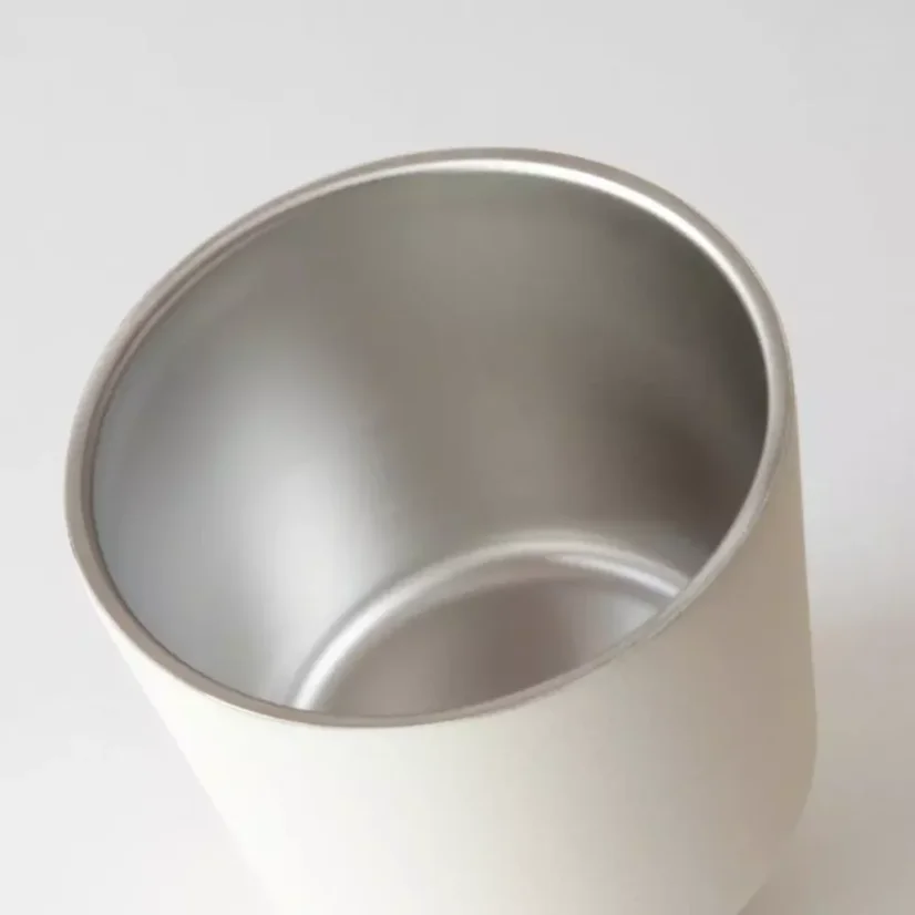 Biely termohrnček Kinto To Go Tumbler s objemom 240 ml, vyrobený z kopolyesteru, ideálny na cestovanie.