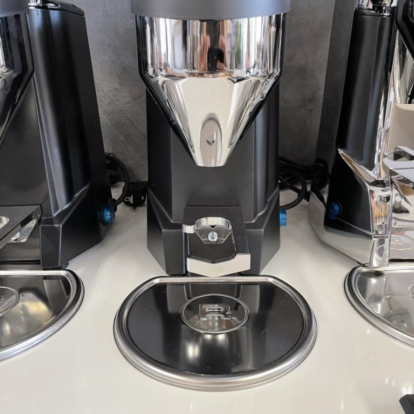 Espresso dzirnavas Rocket Espresso FAUSTO 2.1 melnā krāsā ar spriegumu 230V nodrošina ideālu kafijas malšanu katram tasītei.