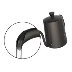 Czajnik Timemore Fish Pour Over o pojemności 600 ml, idealny do precyzyjnego nalewania kawy. Czajnik Timemore Fish Pour Over o pojemności 600 ml, idealny do precyzyjnego nalewania kawy.