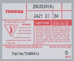 Etikett vum Magnetron Toshiba mat Typbezeechnung a Sécherheetshiweis