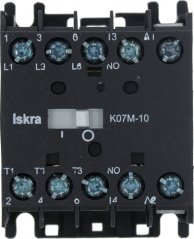 Schwaarze Schütz Iskra K07M-10 mat zéng Schraufklemmen an enger Ëmschalthiewel an der Mëtt.
