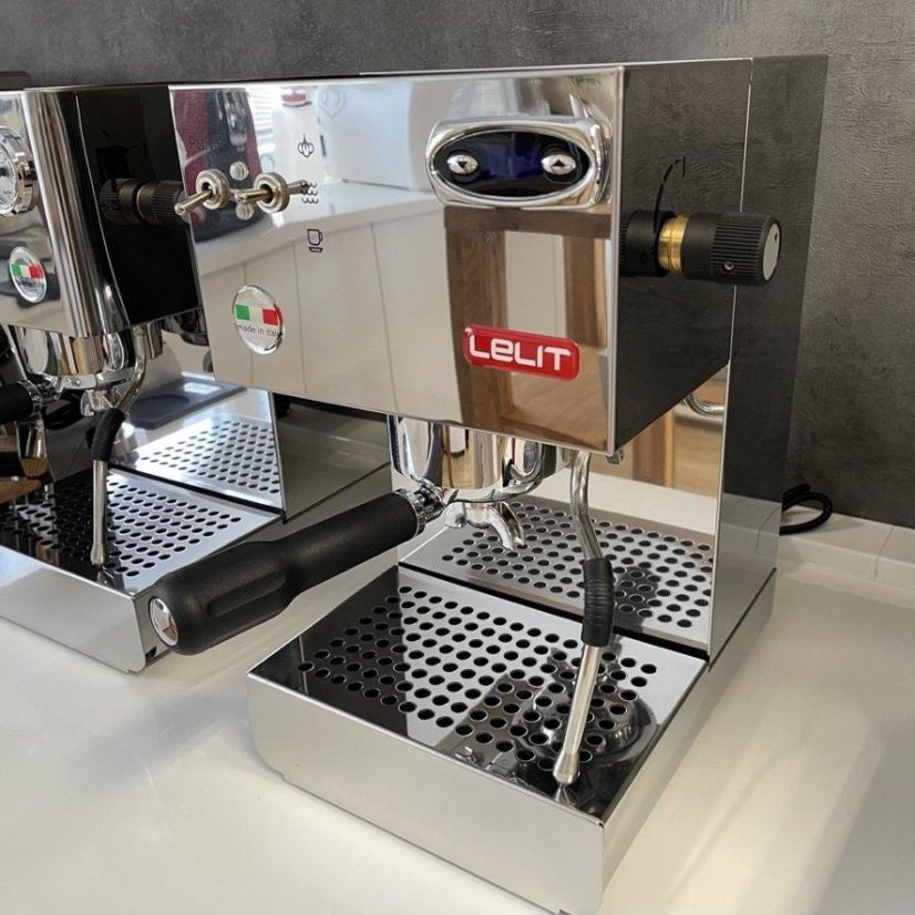 Domáci pákový kávovar Lelit Anna PL41TEM s napätím 230V, ideálny na prípravu espressa ako z kaviarne.