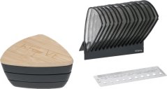 Kruve Sifter Plus Grind, schwaarz, Set vun dräieckege Siwwen mat engem Holzdeckel an enger Miesskaart.