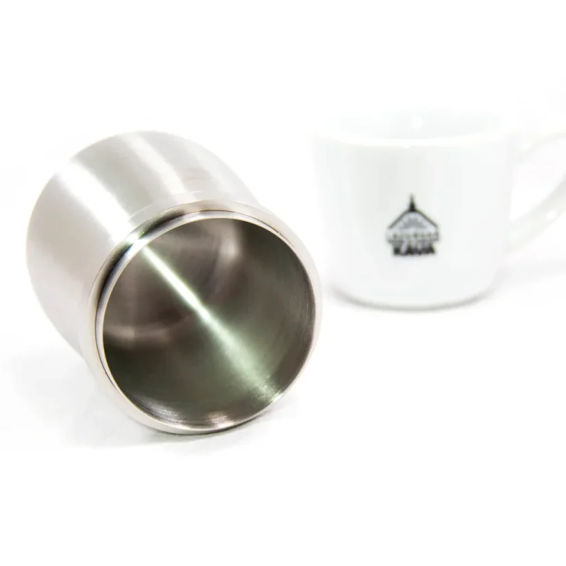 Nerezacél dózisba tekintés, benne Acaia Dosing Cup M márkájú őrölt kávé, mellette porcelán csésze.