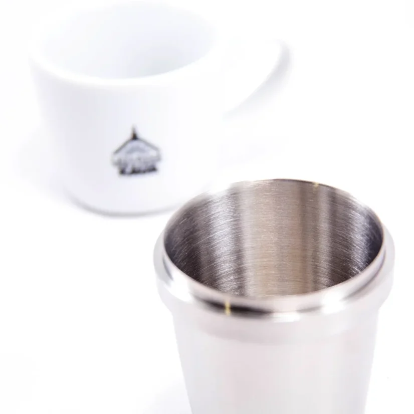 Dózisú pohár Acaia Dosing Cup S rozsdamentes acélból, ideális a kávé pontos adagolásához.