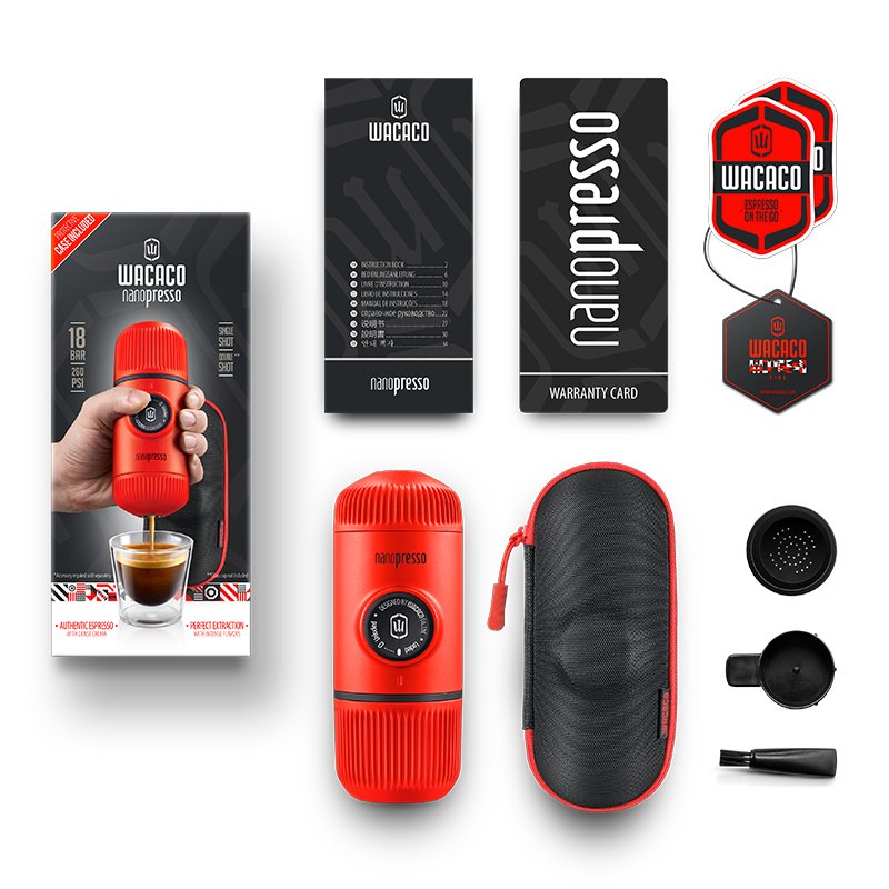 Obsah balenia Wacaco Nanopresso v červenej farbe.