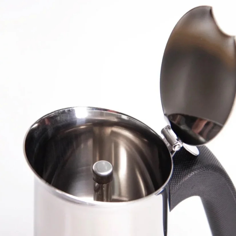 Vue de l'intérieur d'une cafetière moka argentée Bialetti New Venus pour 4 tasses avec une poignée noire.