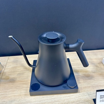 La bouilloire électrique Stagg EKG PRO est une bouilloire élégante en noir, d'une capacité de 900 ml, idéale pour une ébullition précise de l'eau.