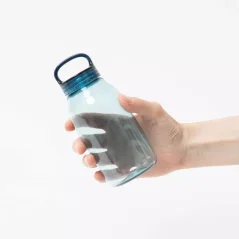 Modrá plastová fľaša na vodu. Objem 300 ml.