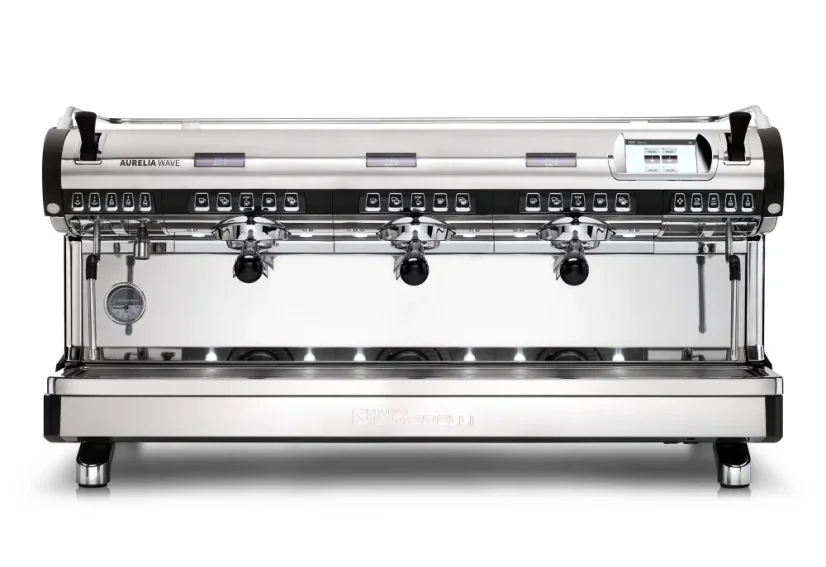 Profesionálny pákový kávovar Nuova Simonelli Aurelia Wave T3 3GR v čiernom prevedení s funkciou automatického čistenia.