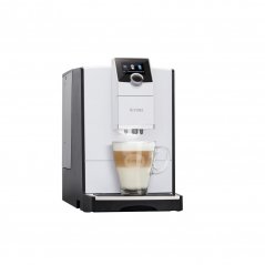 Nivona NICR 796 kávéfőző fehér színben és caffe latte kávéval